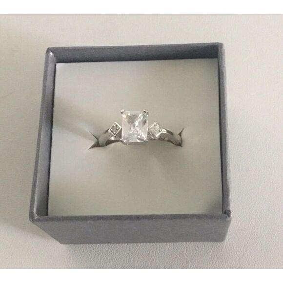 Stunning 1.8 Ct Emerald Cut Sim Diamond Engagement/Bridal Ring Sz 9~925SS - Picture 1 of 4